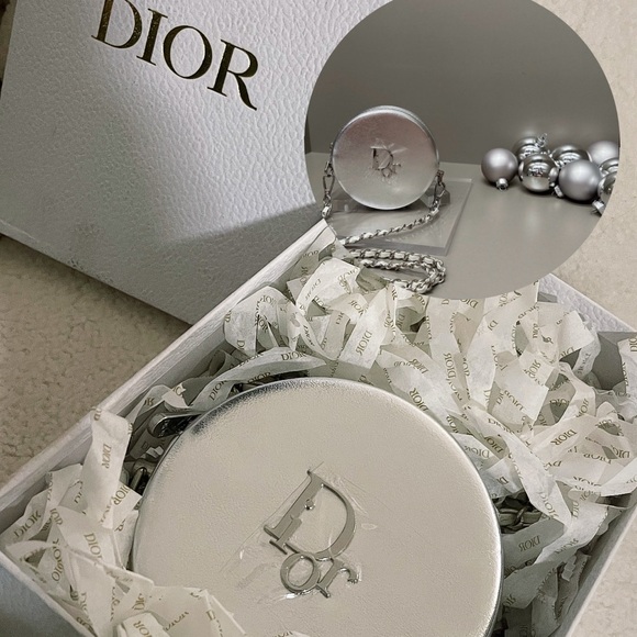 π₯DIOR MAKEUP POUCH IN SILVER METALLIC ON A SILVER AND WHITE CHAIN NWOT. - Picture 1 of 6